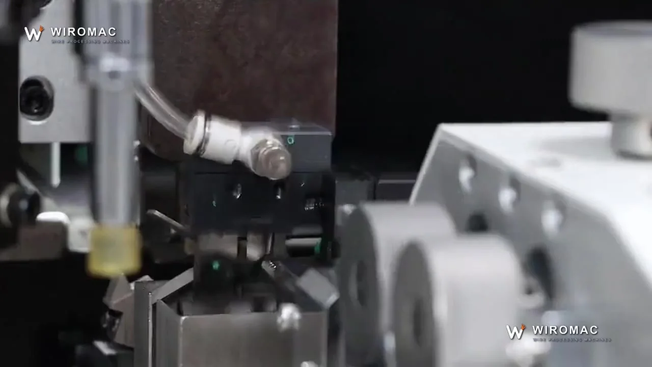 Double-end crimp on AWG 18–28 wire with the transfer between heads visible.