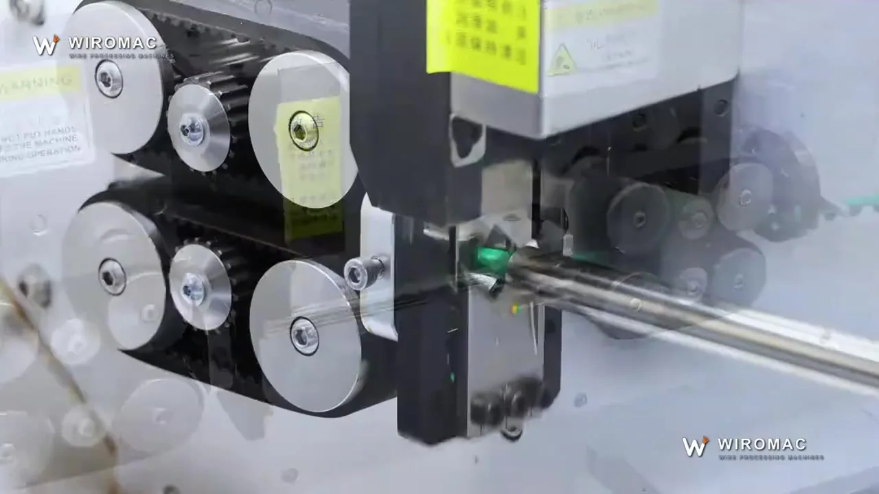 High-speed cut-and-strip on 1.5–70 mm² cable — red belt drive, green leads stripped both ends.