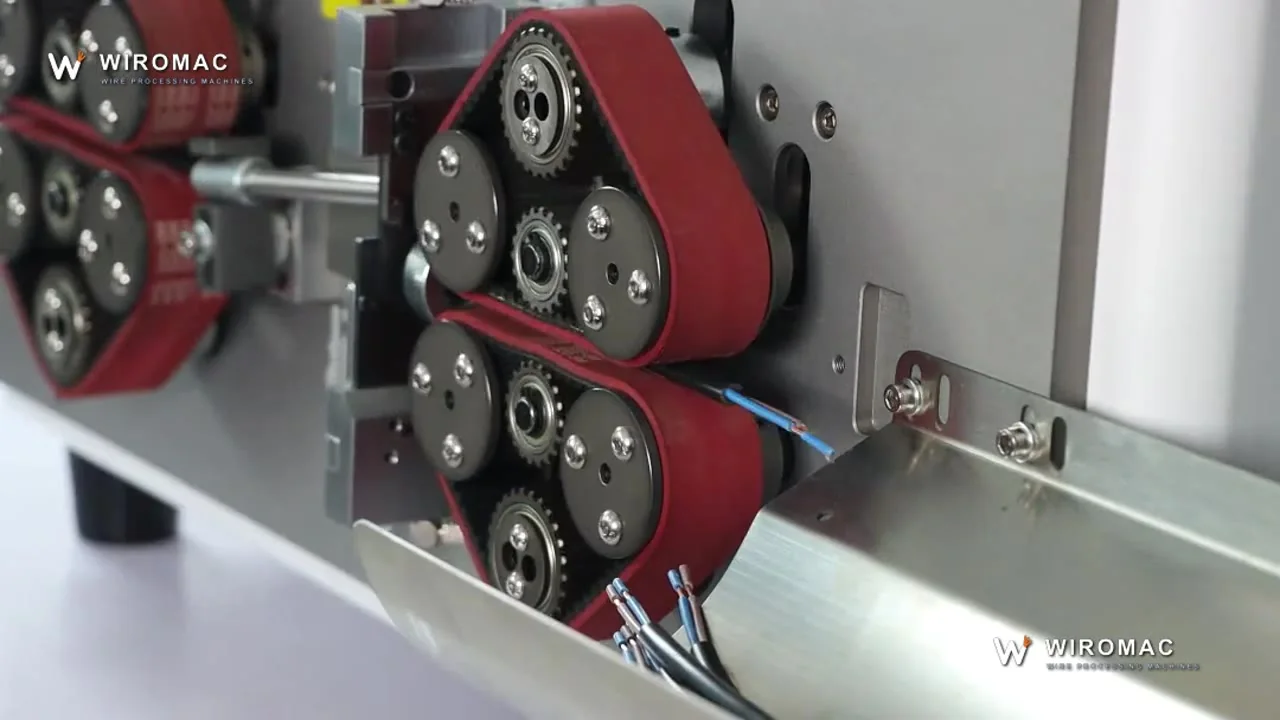 Multi-core sheathed cable on an 8-wheel belt: jacket off, then each core.