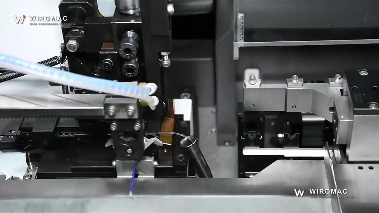 Servo dual-end crimp — both heads visible on the transfer.