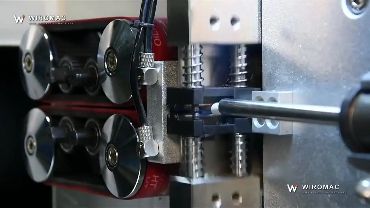 Automatic Cable Cutting and Stripping Machine for 0.75–30 mm² Sheathed and Multi-Core Cable WM-164